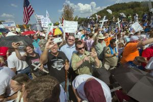 Supporters rally around Kim Davis